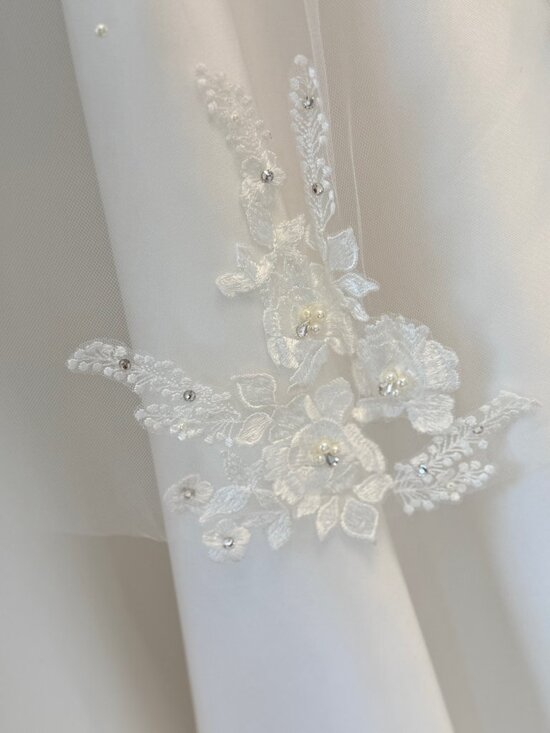 Floral Lace and Pearl Veil main image 8